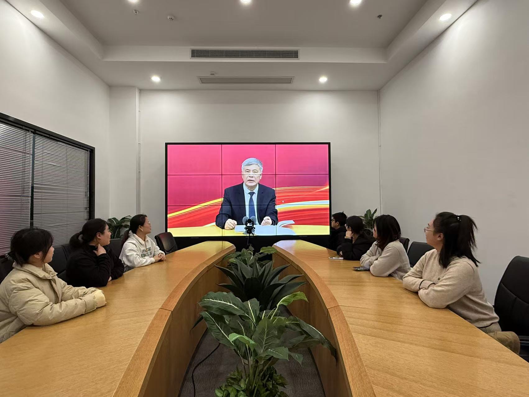 建華文創(chuàng)集團(tuán)行政黨支部開展“深入學(xué)習(xí)貫徹黨的二十屆三中全會(huì)精神”主題黨日活動(dòng)