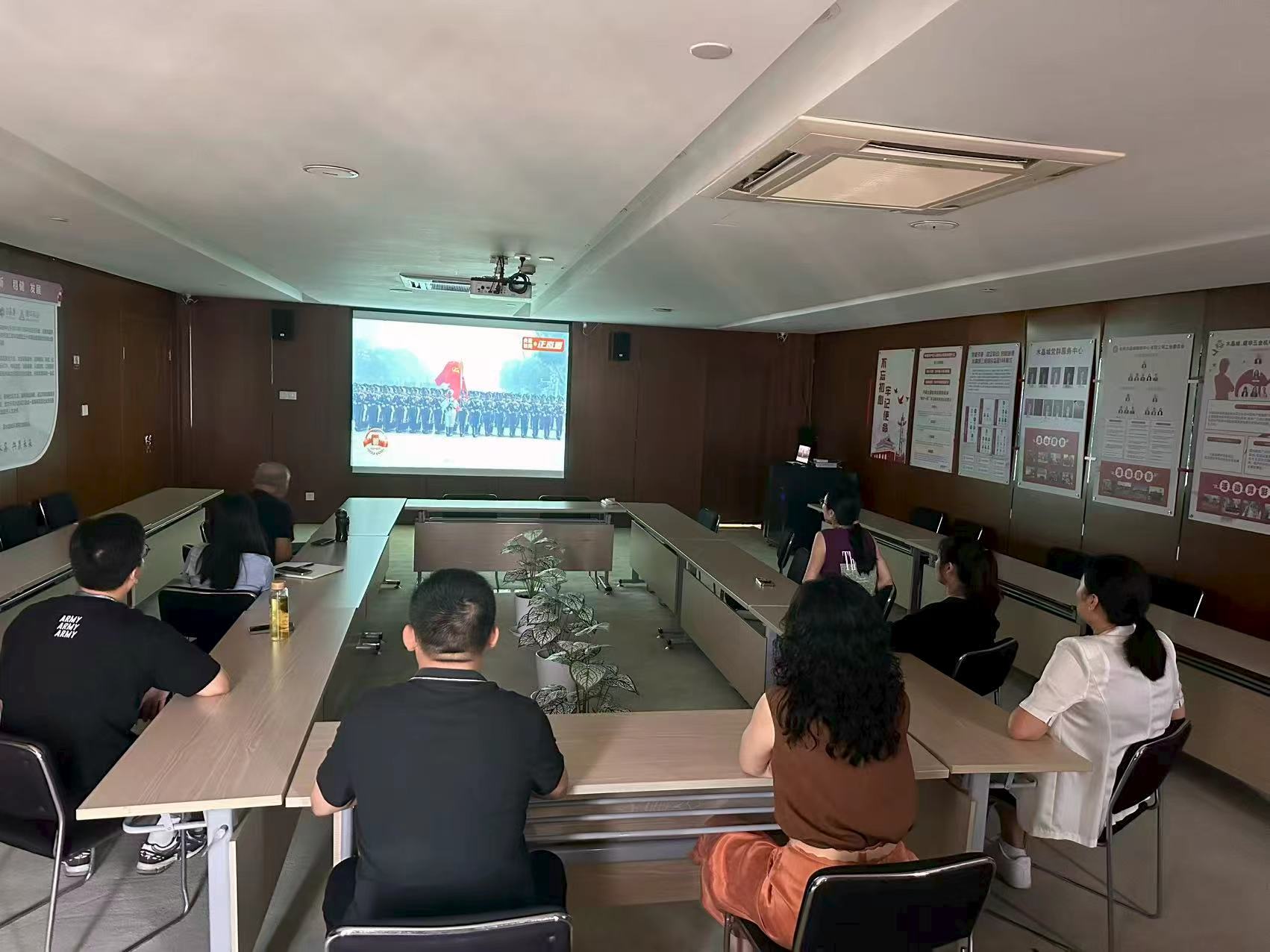 水晶城黨支部組織黨員觀看九三閱兵