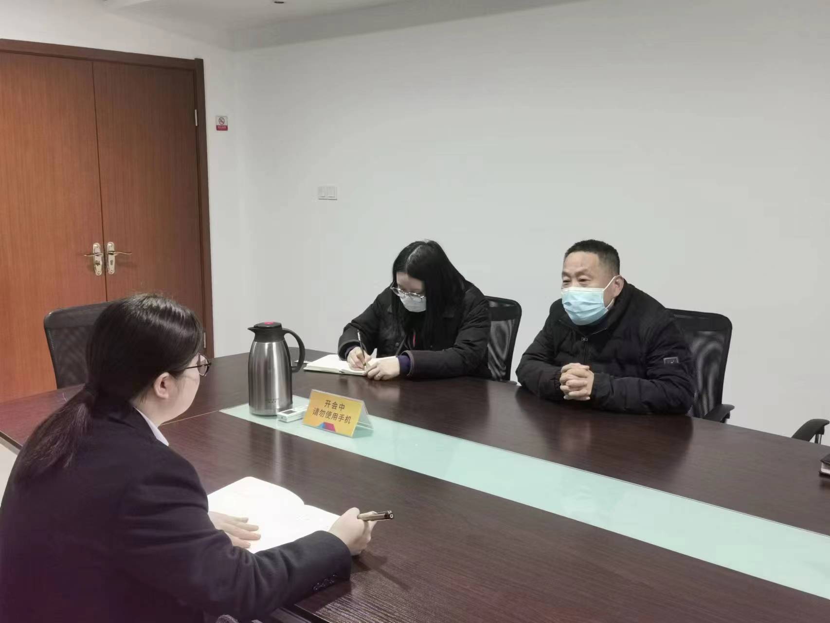 上塘街道總工會(huì)副主席白瑜琦走訪水晶城工會(huì)工作