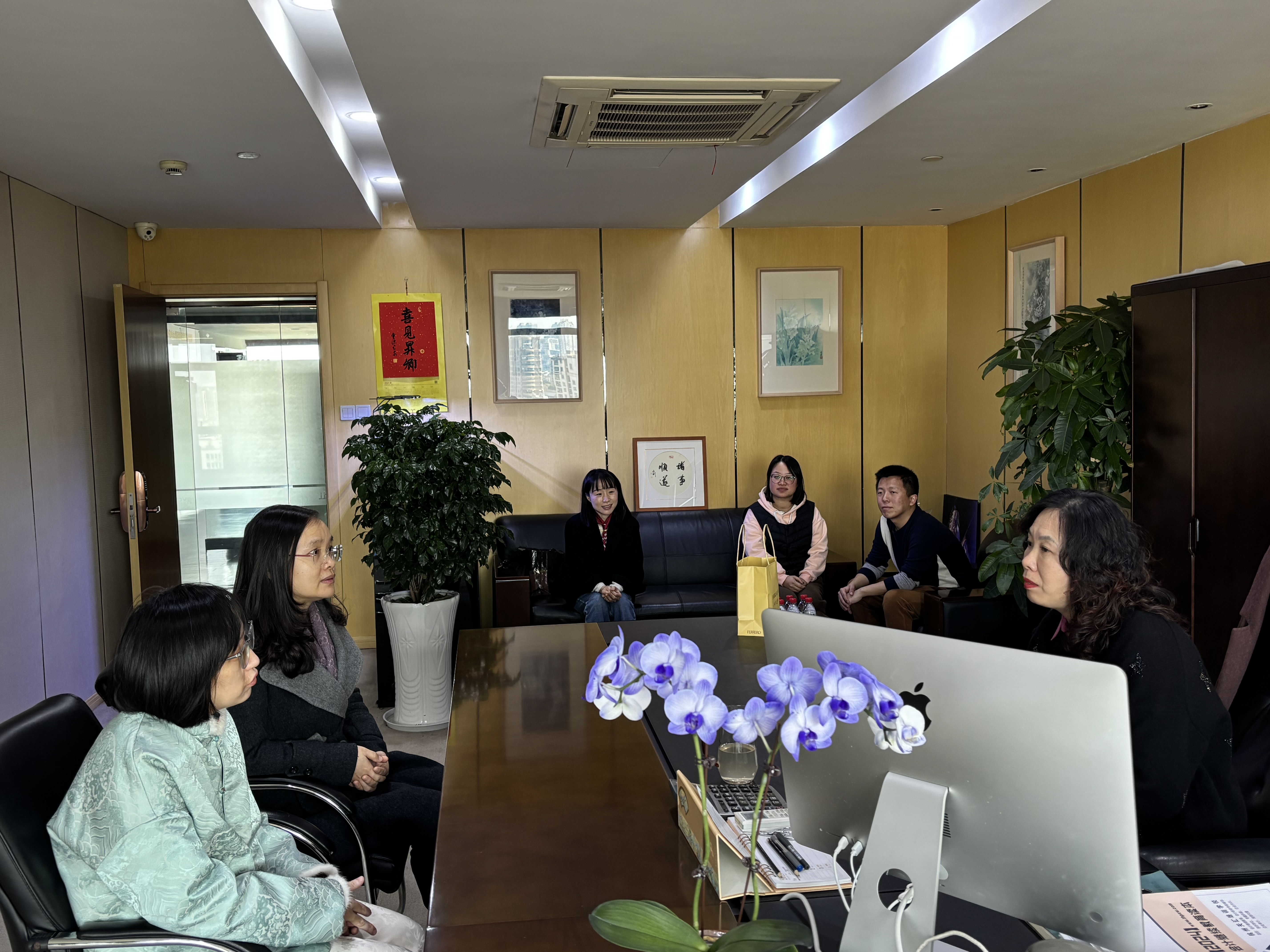 大關(guān)街道黨工委委員王順?lè)甲咴L水晶城開展新春慰問(wèn)