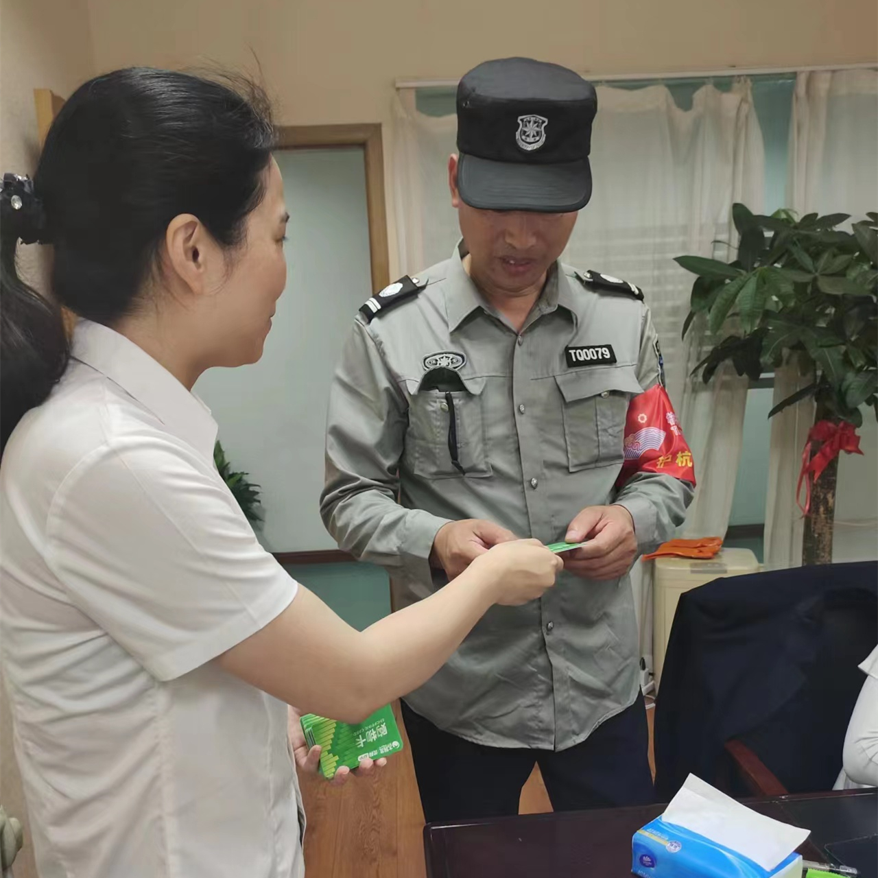 建華市場(chǎng)工會(huì)為全體職工發(fā)放端午慰問(wèn)品