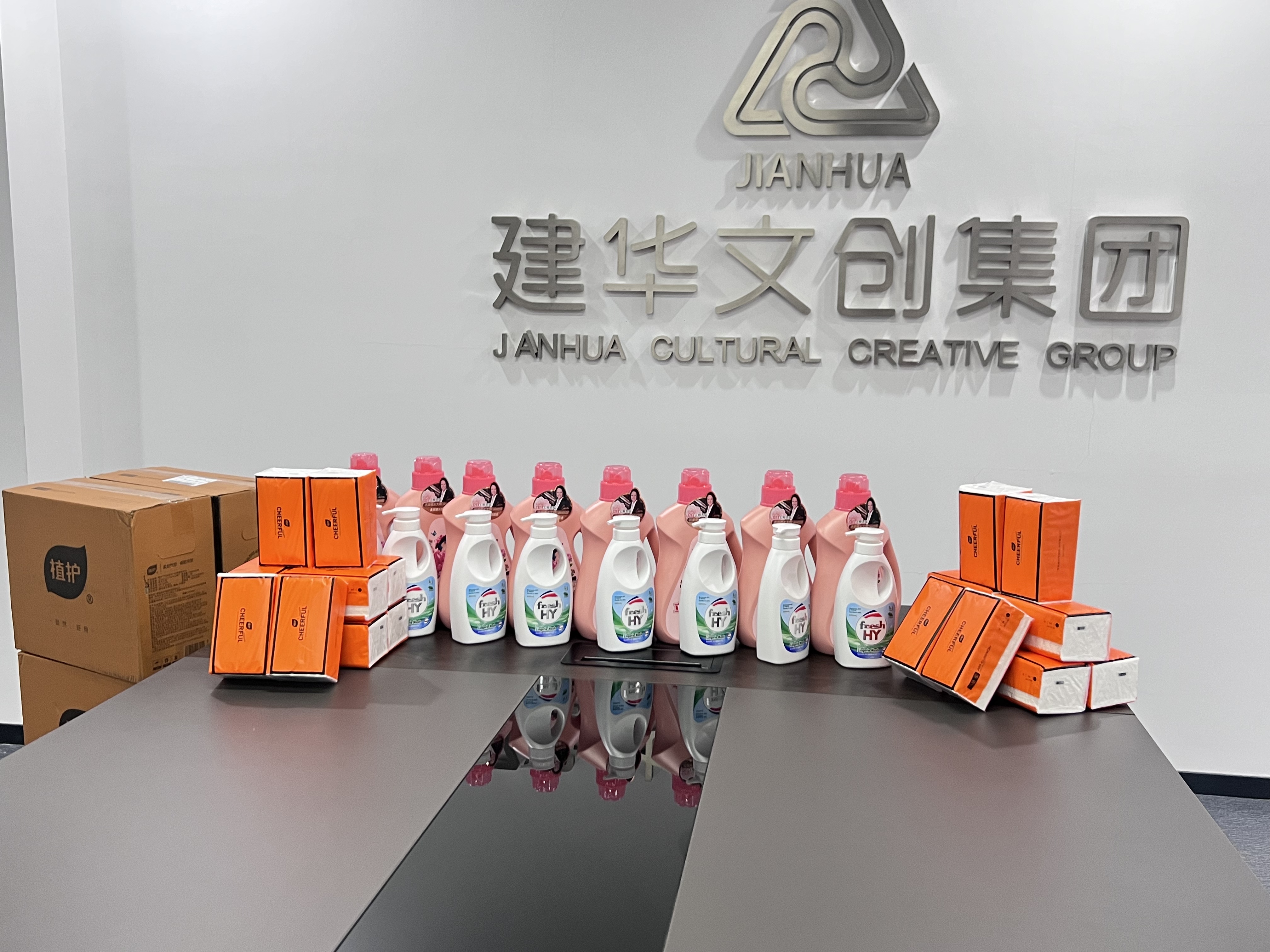 愛(ài)在春天，情暖三八——建華文創(chuàng)集團(tuán)工會(huì)為女職工發(fā)放暖心福利